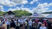 CELO SELO ČEKA VUČIĆA: Vesela atmosfera kod Kosjerića (FOTO)