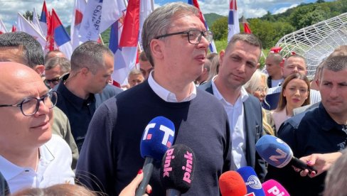 VUČIĆ U KOSJERIĆU: Predsednik sa građanima u selu Seča Reka (FOTO/VIDEO) VUČIĆ U KOSJERIĆU: Predsednik sa građanima u selu Seča Reka (FOTO/VIDEO)