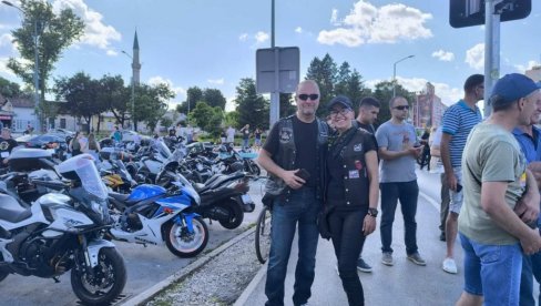 „VOLIMO MOTORE, OVO NAM JE HOBI“: Bračni par bajkera oduševljen boravkom u Banjaluci (FOTO/VIDEO)
