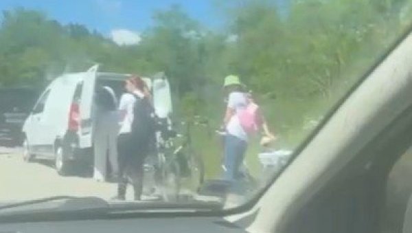 УХВАЋЕНИ НА ДЕЛУ: Овако су возили и до Стразбура, али комбијем (ВИДЕО) УХВАЋЕНИ НА ДЕЛУ: Овако су возили и до Стразбура, али комбијем (ВИДЕО)