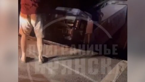 ЕКСПЛОЗИЈА УЗРОК НЕСРЕЋЕ? ПАО НАДВОЖЊАК НА ПРУГУ: Има мртвих и повређених у возу и аутомобилима (ВИДЕО)
