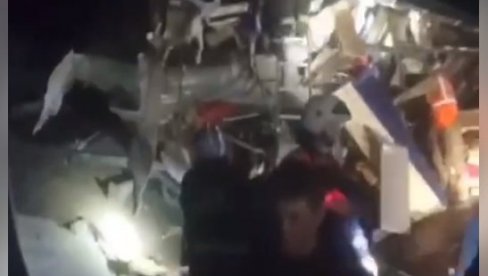 НАДВОЖЊАК ПАО НА ВОЗ: Тешка несрећа у Русији, у току је спасавање путника има жртава (ВИДЕО) НАДВОЖЊАК ПАО НА ВОЗ: Тешка несрећа у Русији, у току је спасавање путника има жртава (ВИДЕО)