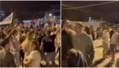 ЖУРКА И ПИВО: Каква срамота - Ево како блокадери обележавају седам месеци од трагедије у Новом Саду! (ВИДЕО) ЖУРКА И ПИВО: Каква срамота - Ево како блокадери обележавају седам месеци од трагедије у Новом Саду! (ВИДЕО)