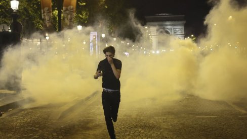 UŽASNE SCENE! Maloletnik (17) brutalno izboden na proslavi titule Lige šampiona PSŽ