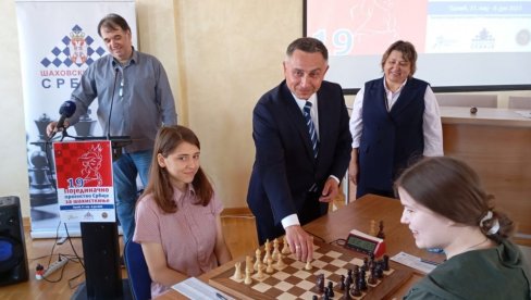 ŠAHISTI TREBA DA BUDU IDOLI NAŠOJ DECI Pirot i Palić, domaćini šampionata Srbije u šahu 2025.