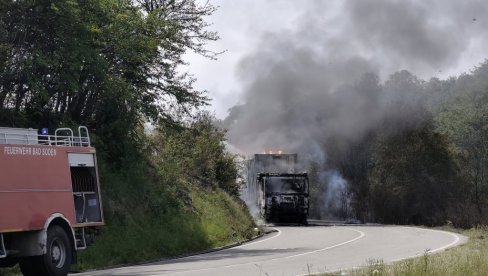 EKSPLOZIJA KOD PLAVNE: Zapalio se kamion sa plinskim bocama na putu Plavna - Štubik - Negotin