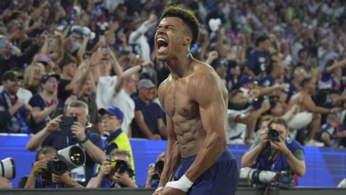 BUDUĆNOST SVETSKOG FUDBALA: Fudbaler PSŽ-a Dezire Due dobitnik nagrade Zlatni dečko za 2025. godinu