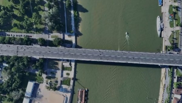 ЧИСТО НАСИЉЕ БЛОКАДЕРА: Ево колико њих блокира Бранков мост - снимак дроном (ВИДЕО) ЧИСТО НАСИЉЕ БЛОКАДЕРА: Ево колико њих блокира Бранков мост - снимак дроном (ВИДЕО)