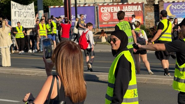 ЊИХ 300 ЈЕ БЛОКИРАЛО ПАНЧЕВО Младеновић: Демократија се брани тако што се 250.000 људи из Ј. Баната држе као таоци (ФОТО) ЊИХ 300 ЈЕ БЛОКИРАЛО ПАНЧЕВО Младеновић: Демократија се брани тако што се 250.000 људи из Ј. Баната држе као таоци (ФОТО)