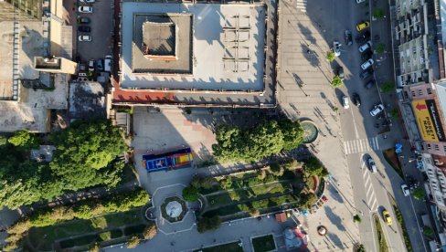 ОД ТОЛИКО БЛОКАДЕРА У ЈАГОДИНИ НИ ЖИВЕ ДУШЕ: Опозиција прсла ко обланда