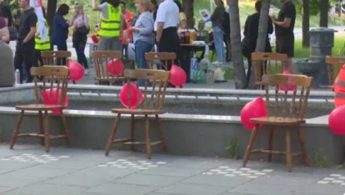 JOŠ JEDNO U NIZU NEPOŠTOVANJA ŽRTAVA U Boru - muzičke stolice sa crvenim balonima za stradale u padu nadstrešnice! JOŠ JEDNO U NIZU NEPOŠTOVANJA ŽRTAVA U Boru - muzičke stolice sa crvenim balonima za stradale u padu nadstrešnice!