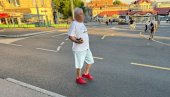 СА ФЛАШОМ ВИСКИЈА НА БЛОКАДЕ: Крено да малтретира грађане, а алкохол носи под руку (ФОТО)