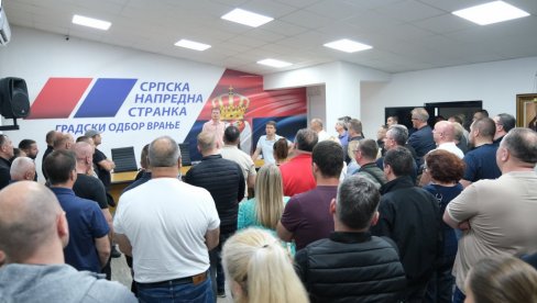 ПОЛИТИКА АЛЕКСАНДРА ВУЧИЋА ЈЕ ГАРАНТ ДА ЋЕ СРБИЈА БИТИ ЈАКА Огласио се председник ИО СНС након сјајних изборних резултата (ФОТО)