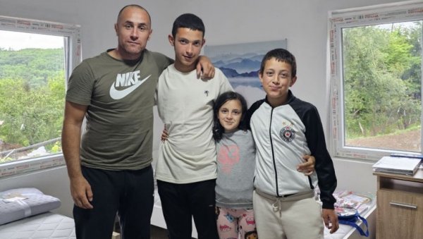 ДЕЦА ТАСИЋА ДОСАЊАЛА КУПАТИЛО: Фондација подвижника Новости Марка Николића из Врања поново у хуманој мисији ДЕЦА ТАСИЋА ДОСАЊАЛА КУПАТИЛО: Фондација подвижника Новости Марка Николића из Врања поново у хуманој мисији