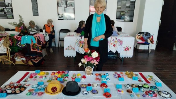 ДУГ ПУТ ШЕШИРИЋА - ОД МОДЕ, ДО УКРАСА: Секција жена Удружења пензионера из Ћуприје организовала несвакидашњу манифестацију ДУГ ПУТ ШЕШИРИЋА - ОД МОДЕ, ДО УКРАСА: Секција жена Удружења пензионера из Ћуприје организовала несвакидашњу манифестацију