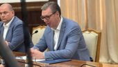 ЖЕЛИМ ДА ЧУЈЕМ ВАШЕ ПРОБЛЕМЕ Вучић са студентима који желе да уче (ВИДЕО) ЖЕЛИМ ДА ЧУЈЕМ ВАШЕ ПРОБЛЕМЕ Вучић са студентима који желе да уче (ВИДЕО)