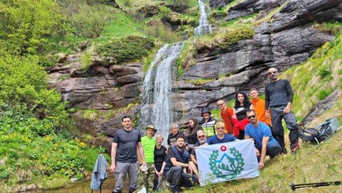 IZUZETAN DAN NA NA STAROJ PLANINI: Grupa planinara Javorka se popela na Kopren (FOTO) IZUZETAN DAN NA NA STAROJ PLANINI: Grupa planinara Javorka se popela na Kopren (FOTO)