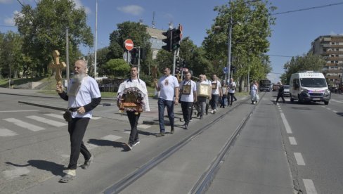 БАРЈАК НА ВРХУ АТОСА НА ПРЕОБРАЖЕЊЕ: Чланови Удружења Видовданско ходочашће кренули на пешачко поклоњење дуго 1.100 километара БАРЈАК НА ВРХУ АТОСА НА ПРЕОБРАЖЕЊЕ: Чланови Удружења Видовданско ходочашће кренули на пешачко поклоњење дуго 1.100 километара