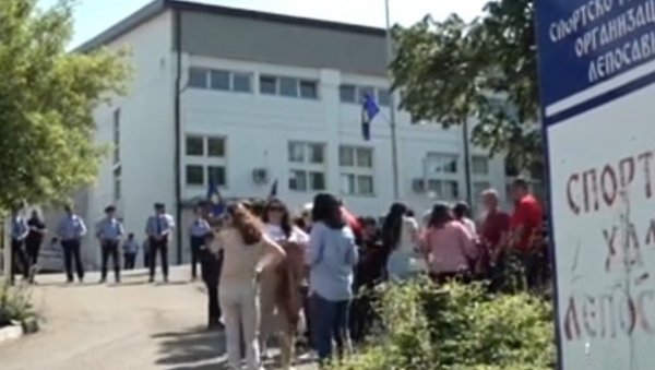 НА ОСНОВУ КОЈИХ ДОКУМЕНАТА СУ ОДУЗЕЛИ ХАЛУ? Радници Спортско-туристичке организације у Лепосавићу ни данас нису могли на радна места