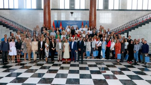 ПРИЗНАЊА ЗА 73 ОБРАЗОВНЕ УСТАНОВЕ: Уручене награде најуспешнијима у Програму „За чистије и зеленије школе у Војводиниˮ
