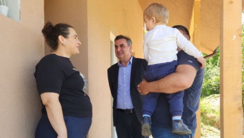REŠILI NAJVAŽNIJE EGZISTENCIJALNO PITANJE:Tajić sa porodicama u Zvečanu koje su dobile nove kuće REŠILI NAJVAŽNIJE EGZISTENCIJALNO PITANJE:Tajić sa porodicama u Zvečanu koje su dobile nove kuće