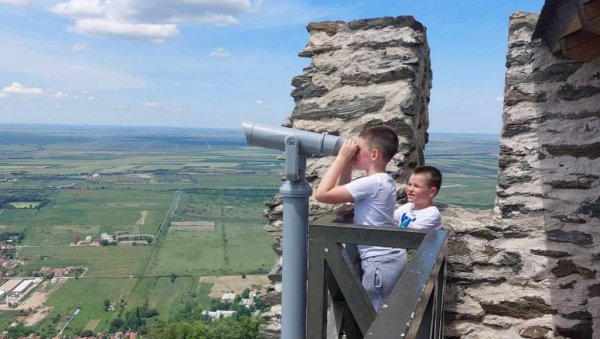 НОВА АТРАКЦИЈА НА ВРШАЧКОЈ КУЛИ: Двогледом посматрају градске улице НОВА АТРАКЦИЈА НА ВРШАЧКОЈ КУЛИ: Двогледом посматрају градске улице
