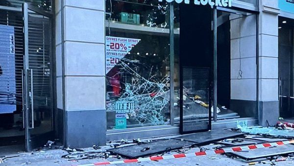 ВАНДАЛИ ИЗВЕДЕНИ ПРЕД СУДИЈУ: Париз вида ране од шампионског славља ВАНДАЛИ ИЗВЕДЕНИ ПРЕД СУДИЈУ: Париз вида ране од шампионског славља