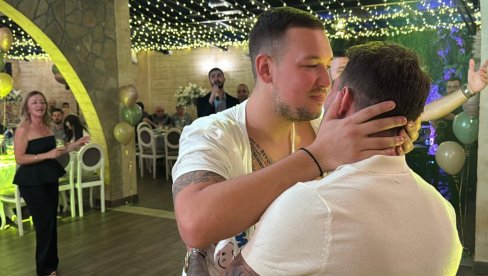 TATINA SREĆA: Filip Živojinović cepa majicu Urošu Živkoviću (FOTO) TATINA SREĆA: Filip Živojinović cepa majicu Urošu Živkoviću (FOTO)