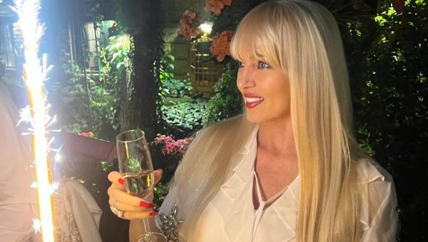 УЖИВА У СЛАВЉУ: Бранка Соврлић гламурозно прославила рођендан (ФОТО) УЖИВА У СЛАВЉУ: Бранка Соврлић гламурозно прославила рођендан (ФОТО)