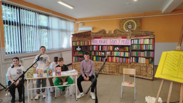 „КАД КЊИГЕ БУДУ У МОДИ“: Основци обележили Дан школе (ФОТО)
