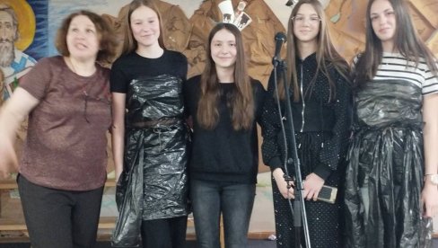 НЕОБИЧНА ПРИРЕДБА ЗА МАЛЕ МАТУРАНТЕ: Осмаци у Основној школи Бора Станковић испраћени на енглеском и немачком НЕОБИЧНА ПРИРЕДБА ЗА МАЛЕ МАТУРАНТЕ: Осмаци у Основној школи Бора Станковић испраћени на енглеском и немачком