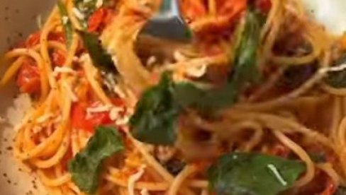 BRZO, JEDNOSTAVNO I BEZ NEREDA: Najlakša pasta iz jedne šerpe, sa spanaćem i paradajzom (VIDEO) BRZO, JEDNOSTAVNO I BEZ NEREDA: Najlakša pasta iz jedne šerpe, sa spanaćem i paradajzom (VIDEO)