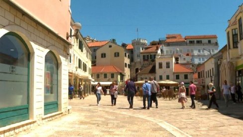 SEPTEMBAR U HERCEG NOVOM: I ove godine uz ograničenja u vodosnabdevanju SEPTEMBAR U HERCEG NOVOM: I ove godine uz ograničenja u vodosnabdevanju