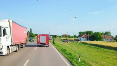 ПОГИНУЛА ЖЕНА НА ПУТУ КОД КИКИНДЕ: У саобраћајној несрећи повређено седморо путника ПОГИНУЛА ЖЕНА НА ПУТУ КОД КИКИНДЕ: У саобраћајној несрећи повређено седморо путника