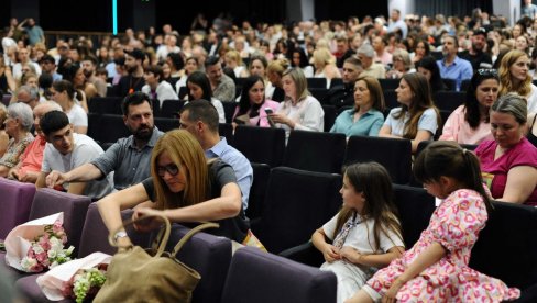 PLESALI ZA ANU: U beogradskoj MTS dvorani održan koncert škole Form8 posvećen stradaloj članici