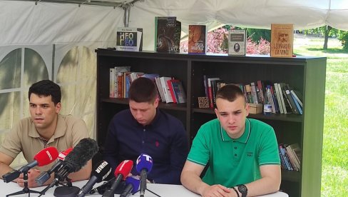 НАКОН БРУТАЛНОГ НАПАДА: Обраћају се студенти који желе да уче (ВИДЕО) НАКОН БРУТАЛНОГ НАПАДА: Обраћају се студенти који желе да уче (ВИДЕО)