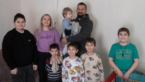 ДОМ ИСПУЊЕН ЉУБАВЉУ БЕЗ КРОВА И ВРАТА: Захваљујући хуманитарцима осмочлана породица Савић из Каћа живеће у бољим условима