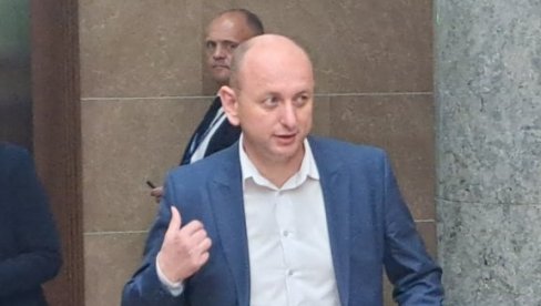 БЛОКАДЕРИМА БИ БИЛА ЧАСТ ДА ИМ ДОЂЕ КУРТИ Кнежевић јасан: Екстремисти би прогласили Вучића за личност године када би признао КиМ