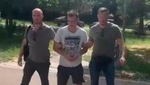SNIMAK HAPŠENJA NAPADAČA NA MILOŠA PAVLOVIĆA: Adam Nikačević u pritvoru (VIDEO) SNIMAK HAPŠENJA NAPADAČA NA MILOŠA PAVLOVIĆA: Adam Nikačević u pritvoru (VIDEO)