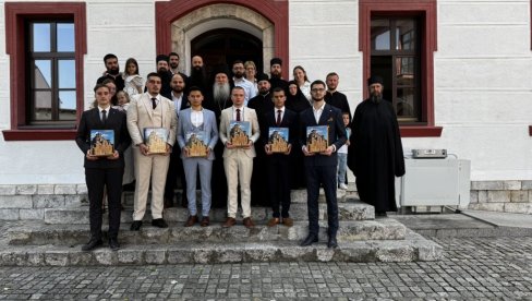 ОБНОВИЛИ И ЖИВОТ И ДУХОВНОСТ: Десета генерација ученика завршила реконструисану призренску Богословију (ФОТО) ОБНОВИЛИ И ЖИВОТ И ДУХОВНОСТ: Десета генерација ученика завршила реконструисану призренску Богословију (ФОТО)