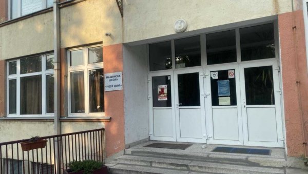 БИВШИ УЧЕНИК ШКОЛЕ НОЖЕМ ИЗБО МАТУРАНТА: Инцидент испред Машинске школе у београдском насељу Раковица БИВШИ УЧЕНИК ШКОЛЕ НОЖЕМ ИЗБО МАТУРАНТА: Инцидент испред Машинске школе у београдском насељу Раковица
