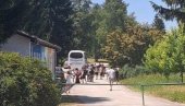 ХАОС У КОСЈЕРИЋУ: Довлаче блокадере аутобусима да би брутално кршили предизборну тишину (ВИДЕО)