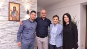 АНА БРНАБИЋ ПОСЕТИЛА МИЛОША ПАВЛОВИЋА И ЊЕГОВУ ПОРОДИЦУ Ћаци ће увек победити јер Ћаци представља све оно што Србија исконски јесте ... АНА БРНАБИЋ ПОСЕТИЛА МИЛОША ПАВЛОВИЋА И ЊЕГОВУ ПОРОДИЦУ Ћаци ће увек победити јер Ћаци представља све оно што Србија исконски јесте ...