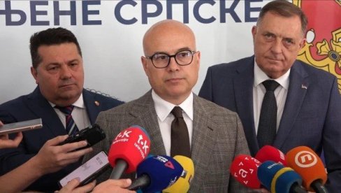 ВУЧЕВИЋ: Мудром политиком чувамо Републику Српску и Србију