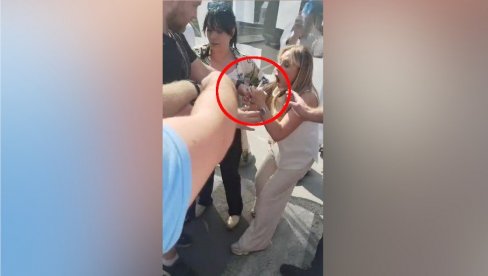 ПОСЛАНИЦА МИРОСЛАВА АЛЕКСИЋА ИЗВУКЛА НОЖ ИСПРЕД СКУПШТИНЕ: Хоће крвопролиће - оружјем на младост (ВИДЕО)