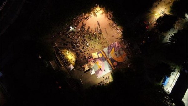 БЛОКАДЕРИ ПРАВЕ ХАОС У КОСЈЕРИЋУ: Посланици опозиције и НВО активисти хушкају народ усред изборне тишине (ФОТО) БЛОКАДЕРИ ПРАВЕ ХАОС У КОСЈЕРИЋУ: Посланици опозиције и НВО активисти хушкају народ усред изборне тишине (ФОТО)