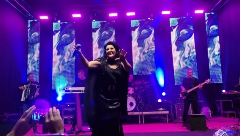 DRAGANA MIRKOVIĆ NA APATINSKIM RIBARSKIM VEČERIMA: Počinju kvalifikacije za najbolji riblji paprikaš DRAGANA MIRKOVIĆ NA APATINSKIM RIBARSKIM VEČERIMA: Počinju kvalifikacije za najbolji riblji paprikaš