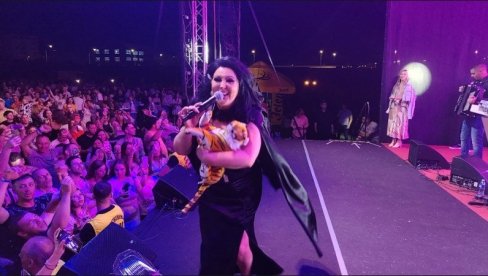 SA OMILJENENIM TIGRIĆEM NA SCENI: Dragana Mirković zapevala svoj hit, a i on joj je pravio društvo (FOTO) SA OMILJENENIM TIGRIĆEM NA SCENI: Dragana Mirković zapevala svoj hit, a i on joj je pravio društvo (FOTO)