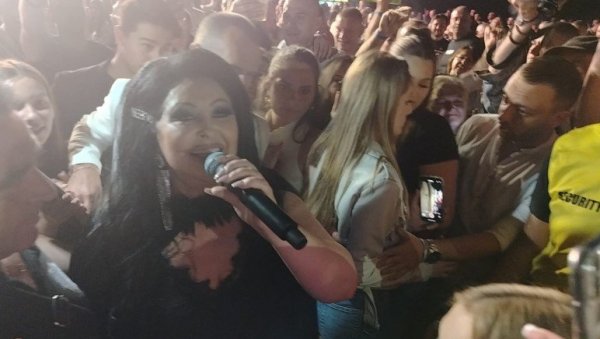 ТРАДИЦИОНАЛНО ДРУЖЕЊЕ СА ПУБЛИКОМ: Драгана Мирковић прошетала међу публиком у Пироту и испуњавала музичке жеље (ФОТО) ТРАДИЦИОНАЛНО ДРУЖЕЊЕ СА ПУБЛИКОМ: Драгана Мирковић прошетала међу публиком у Пироту и испуњавала музичке жеље (ФОТО)