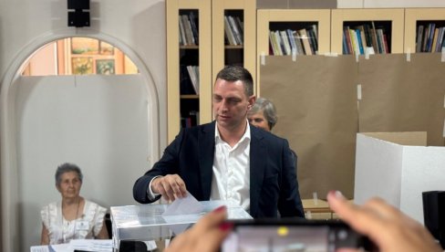 ЖАРКО ЂОКИЋ ГЛАСАО НА ИЗБОРИМА У КОСЈЕРИЋУ: Међу првима је обавио своју грађанску дужност ЖАРКО ЂОКИЋ ГЛАСАО НА ИЗБОРИМА У КОСЈЕРИЋУ: Међу првима је обавио своју грађанску дужност